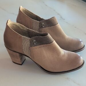 OluKai Ho'ou'i Tan Leather Ankle Boots With Heel Size 7